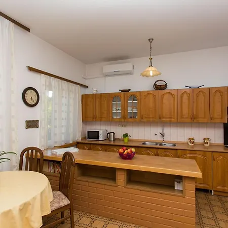 Apartman Strandnahe Jure Mit Grosser Terrasse By Interhome Trogir