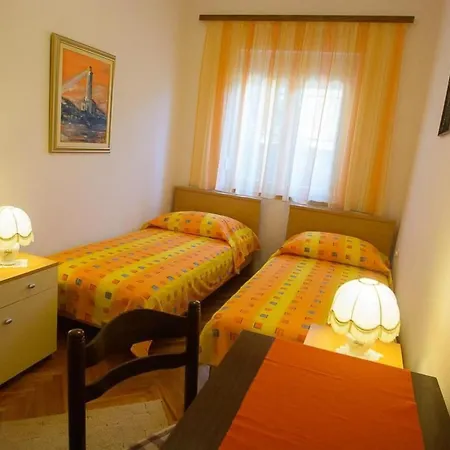 Strandnahe Jure Mit Grosser Terrasse By Interhome Apartman