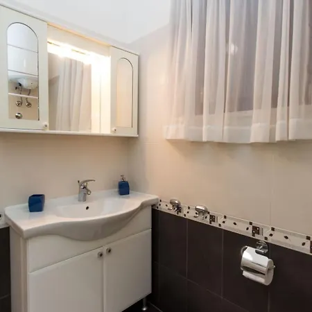 Strandnahe Jure Mit Grosser Terrasse By Interhome Apartman