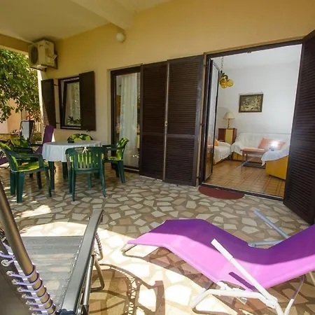 Strandnahe Jure Mit Grosser Terrasse By Interhome Apartman
